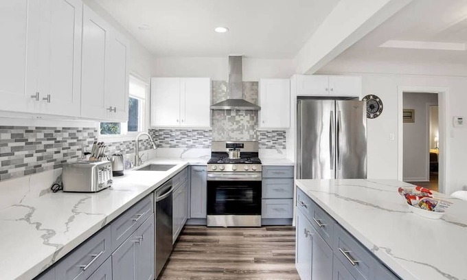 Mid City Cottage | South Sycamore by Avantstay Centrally Located