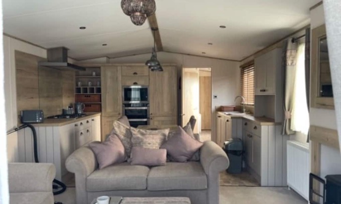 Boston House | Pet/Child Friendly 2 Bedroom Orchard Caravan