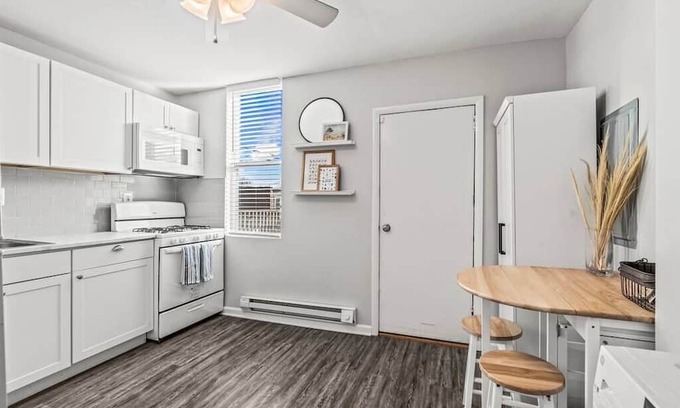 South Philadelphia West Apartment | Bi-level Apartment w/ South Philly Rooftop