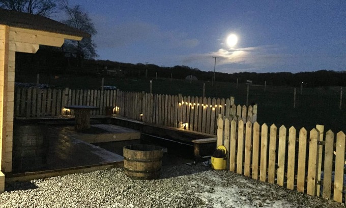 Chesterfield Cabin | Cosy 1-Bed Farm Stay Cabin