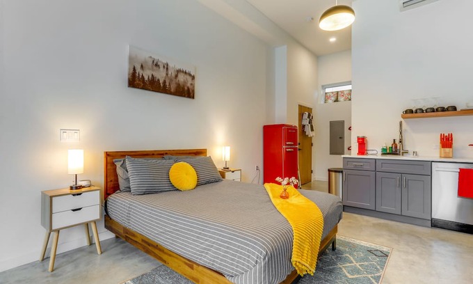 Loyal Heights Apartment | Modern Seattle Studio ~ 6 Mi to Downtown!