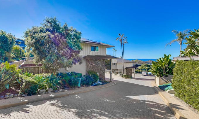 South Laguna House | Ocean Front Townhome 3 BR 3 BA 2 car garage fully furnished, South Laguna beach