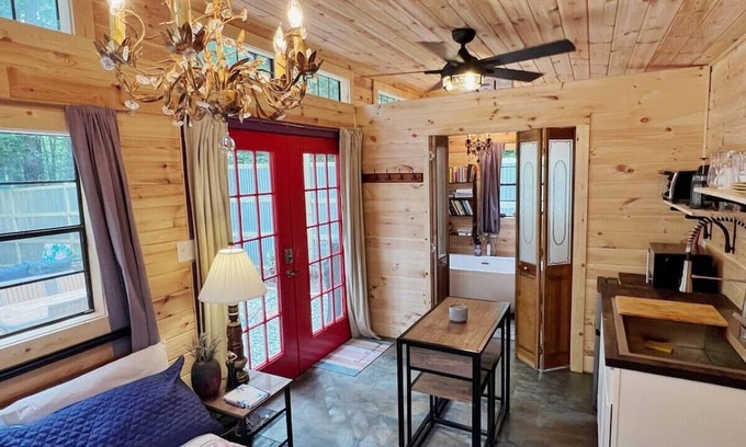 Marion House | Dogs-Fire-SteamSauna-Kayaks-Water-Soaking Tub