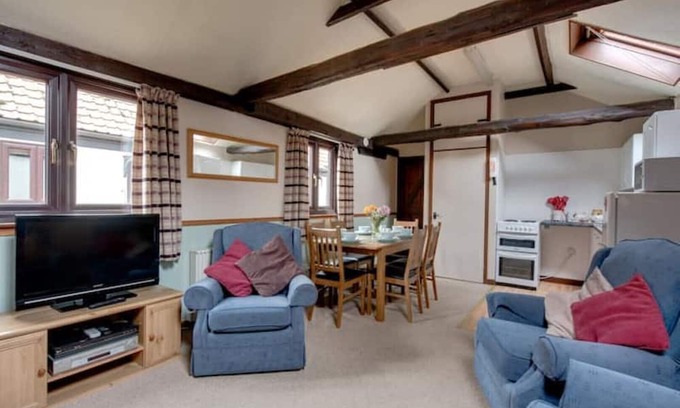 Colchester Cottage | 3 Bedroom Cottage - Shared Pool