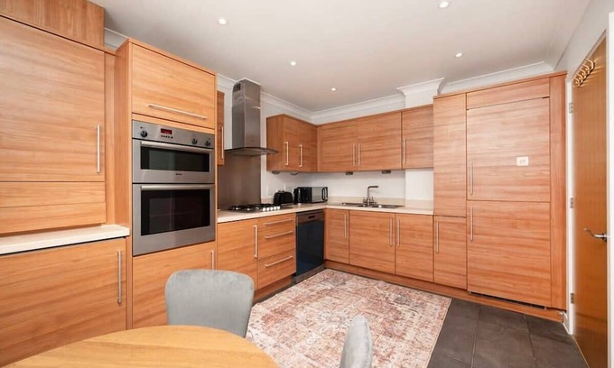 Yeading House | Chic and Spacious 4BR Family Home with Garden