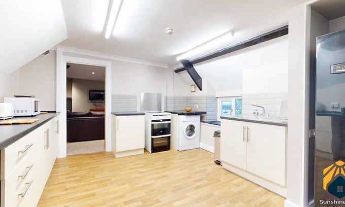 Pontypool Apartment | 4 Bedroom Apartment with Cosy Pub