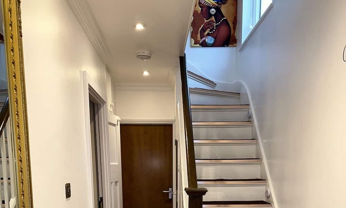 West Hendon House | Family-sized House in the heart of North London !