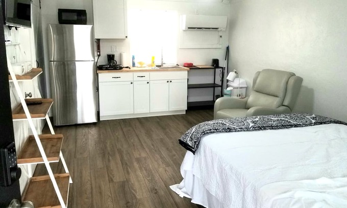 Lakeview Apartment | Lakeview Luxury Queen Studio 17