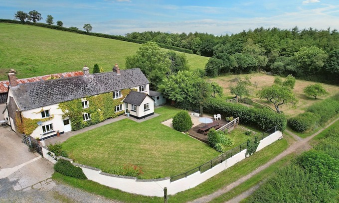 Petrockstowe House | HALLWOOD, pet friendly, with open fire in Hatherleigh
