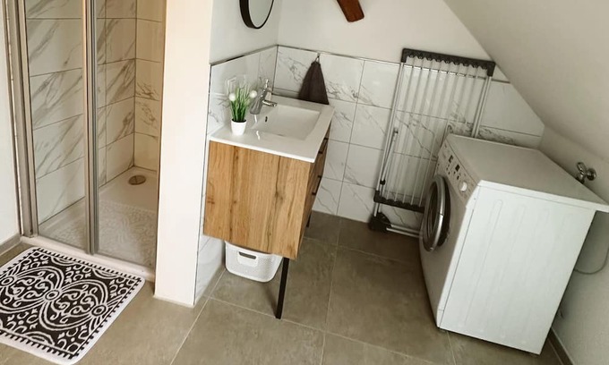 Wolfsbach Apartment | Gemütliche 2-stöckige Ferienwohnung 3 Minuten von der Autobahn!