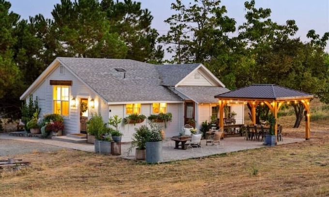 Newcastle House | Countryside Cottagen