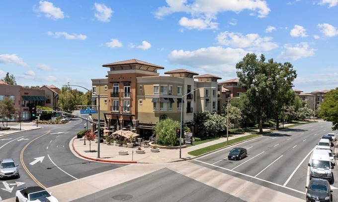 Valencia Condo | Modern Farmhouse 3-bedroom Condo near Six Flags with luxury amenities Gym, Pool