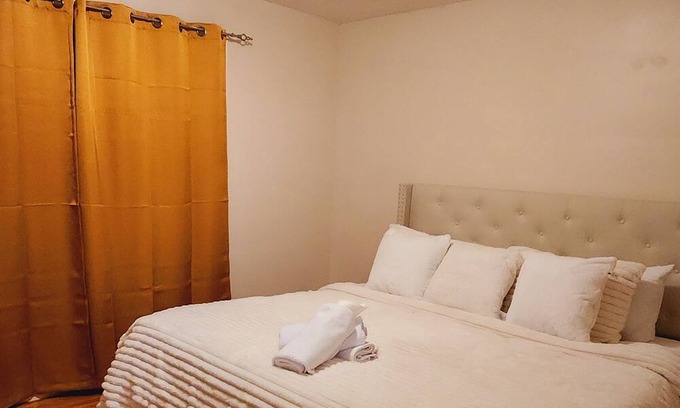 Burlington House | Luxurious Downtown Ground Floor Staycation. Newly furnished.