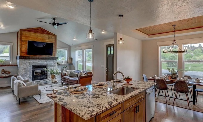 McCall House | Gorgeous mountain cottage w/AC adjacent to lake and state park. Pet-friendly!