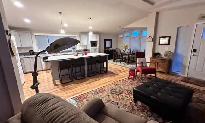 John Day House | New Home in Quiet Neighborhood