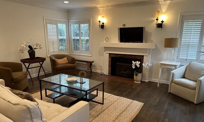 Wilshire Montana House | Little heaven, close to beach, full kitchen, strong WiFi, kid & pet friendly