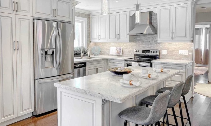 North York House | Family Oasis: 3 BEDROOM 2 BATHROOM Home+Garden+BBQ