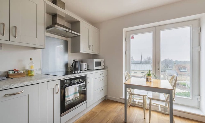 Frome House | Spacious, elegant home. Central location. Ideal for holidays and business.