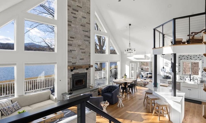 Cairo House | Luxury Lakehouse, Epic Views/Private Lake/Hot Tub!