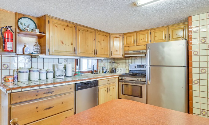Hutchinson House | Hutchinson Home w/ Pond Access - 3 Mi to Town!