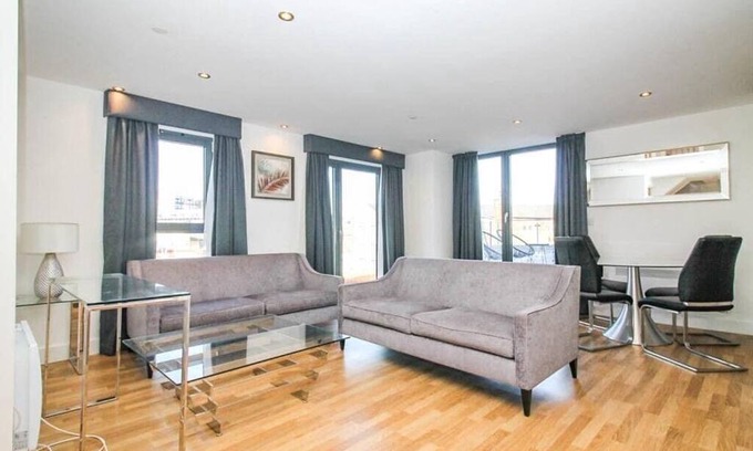 Leeds Apartment | City Charm: 3BR+Rooftop Terrace!