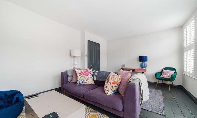 West Hill Apartment | Colourful Southfields Charm