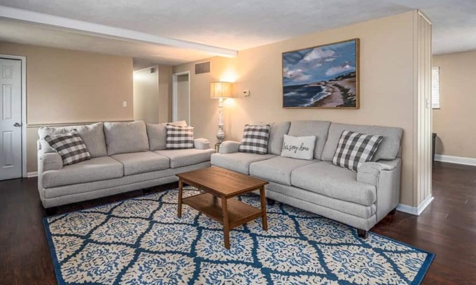Centerville House | Friends & Family, Walking Distance to Cville Place