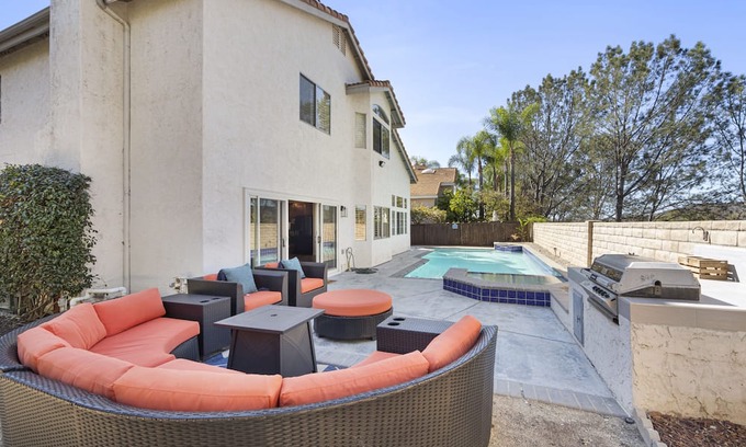 North Valley House | Mindanao Memories | Freshly Renovated 5/3 with Pool, Hot Tub, & Fire Pit!