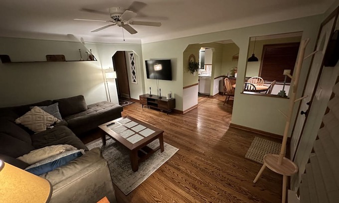Allen Park House | Nice bungalow in quiet Allen Park neighborhood near airports/Downtown Detroit