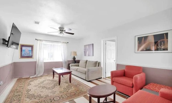 Lakeshore South House | Bright & Roomy Lakeshore Area