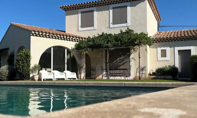 Mallemort Villa | Villa 'Magnifique Provençale' with Private Pool, Private Terrace and Wi-Fi