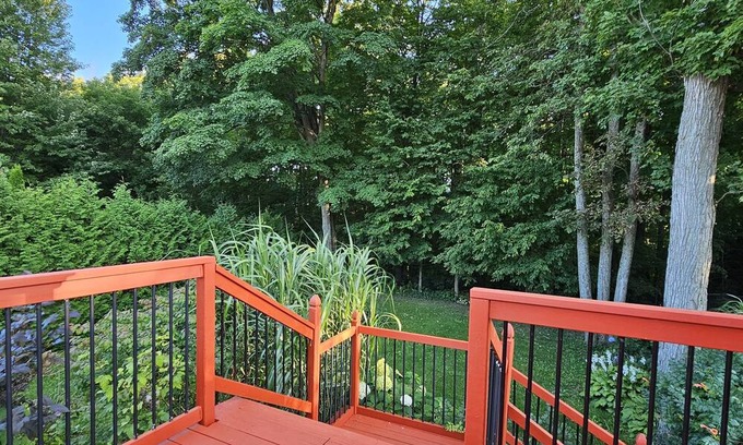 Innisfil House | South Barrie, ravine backing house 3 beds 2 bath, large deck, private backyard