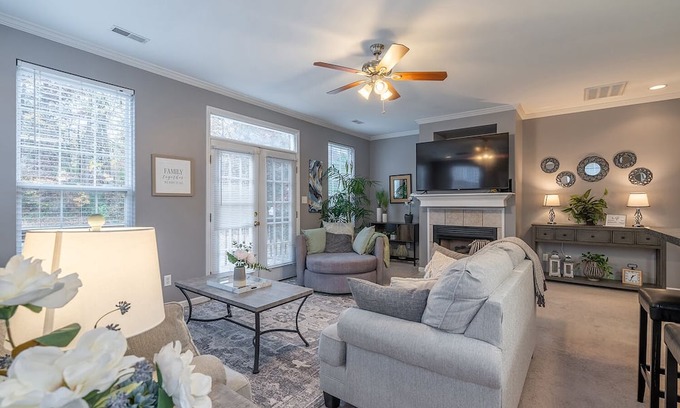 Ashley Oaks House | Furnished Three-story two car garage, end-unit townhome in Knoxville / Farragut