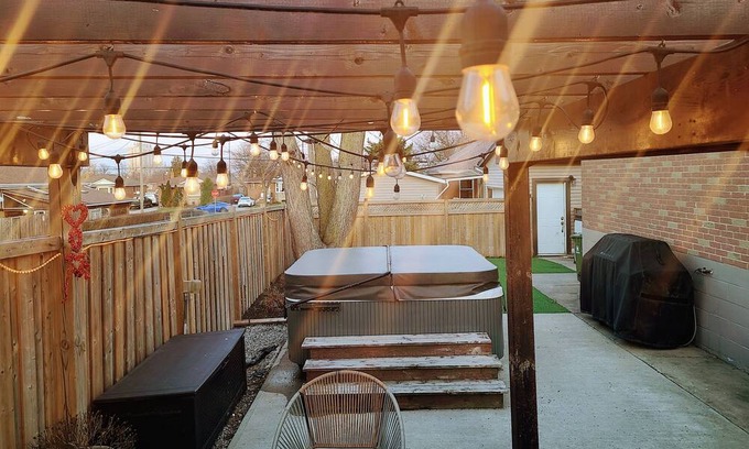 Hamilton House | Large Cottage, 5BR, Hot Tub, BBQ