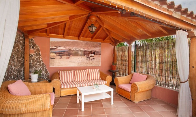 Aguimes Apartment | Vacation Apartment 'Villa Paulito El Roque' with Mountain View, Private Pool and Wi-Fi