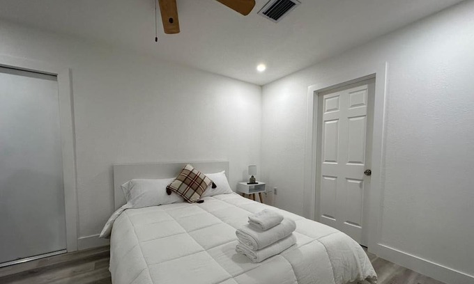 Tamiami Apartment | close to Kendall Hospital and FIU + private bathroom + entrance