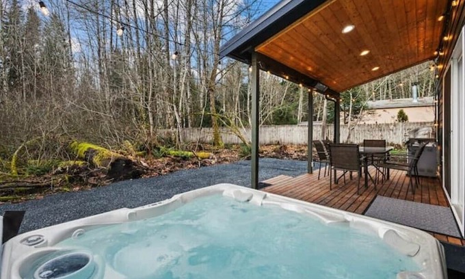 Ashford Cabin | Rustic Rainier - Hot Tub, EV-2
