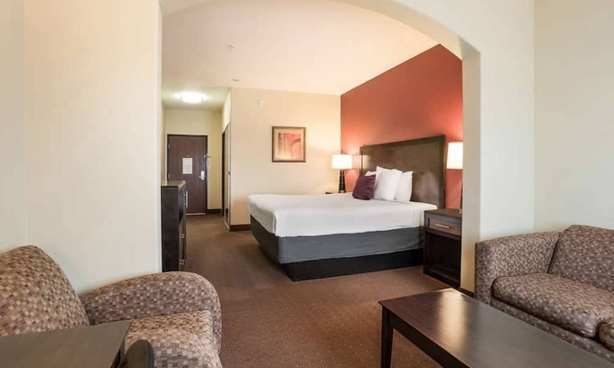 Saint Landry House | Relax and Recharge! Enjoy in the Outdoor Pool, Free Breakfast & Parking!