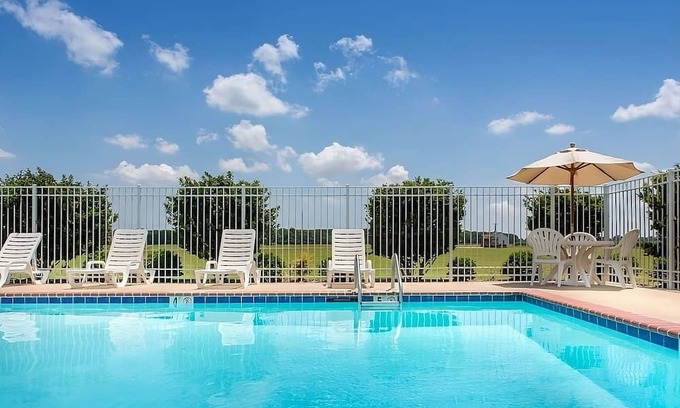 Saint Landry House | Excellent Choice! Comes with Free Breakfast & Parking, Outdoor Swimming Pool!