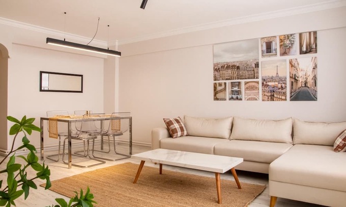 Alsancak Apartment | Gorgeous Flat with Balcony in Izmir Konak