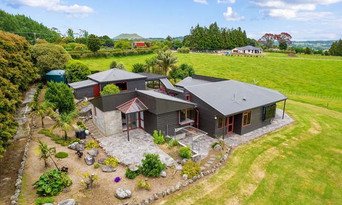 Waimate North House | Countryside Haven - Waimate North Holiday Home