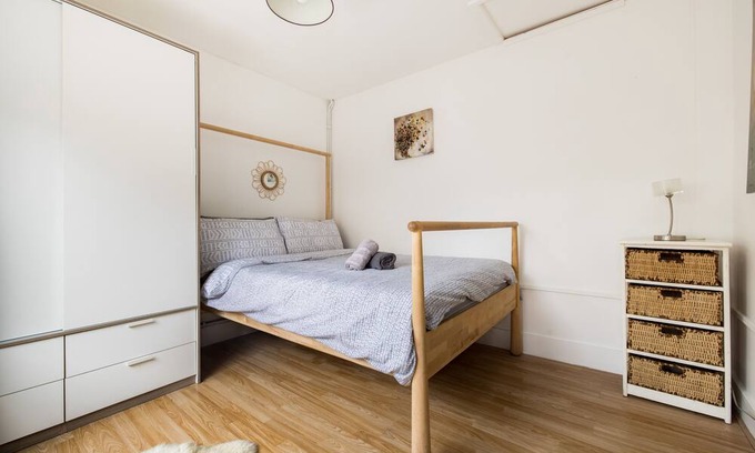 Grove Green Apartment | Cosy 1BD Flat London Zone3 w/ Parking, Perfect for Couples, Baby & Pet Friendly!