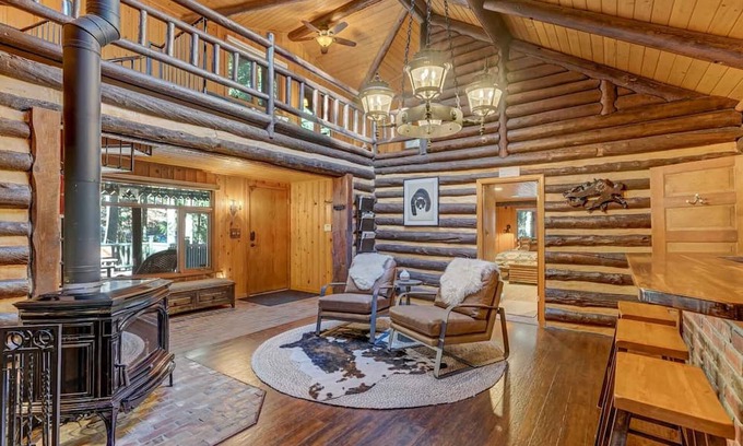 Cheyenne Canyon Cabin | Creekside Cabin w/ Hot Tub! 2 minutes to hiking trails!