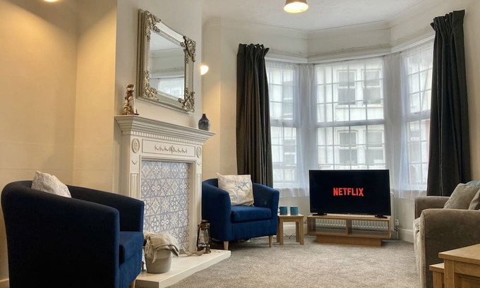 Westcliff-on-Sea House | 3 bedroom house fast wifi, smart tv's and garden