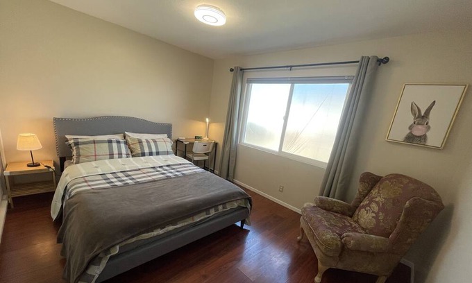 Bonita House | Near Claremont La Verne College near highways 10 57 210 memory foam Queen's bed