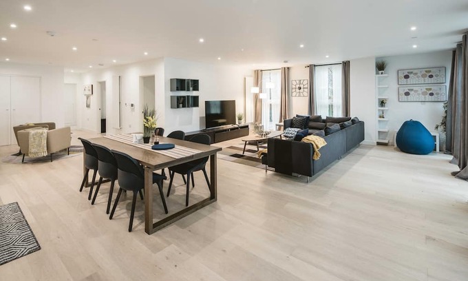 Docklands Apartment | Stunning 3-Bed Apartment in London