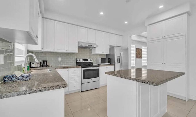 Oakville House | Beautiful 4 Bedroom in Oakville