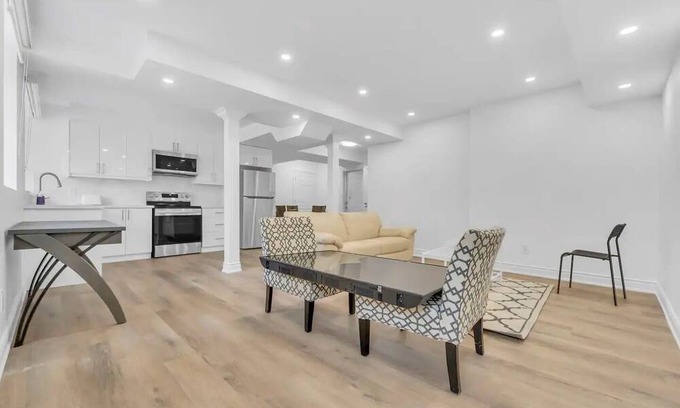 Oakville House | Bright 3 Bedroom in Oakville