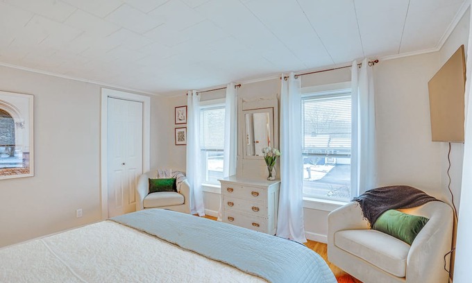 Franklin Springs Apartment | Chic New Hartford Apartment - Hike, Golf & Ski!