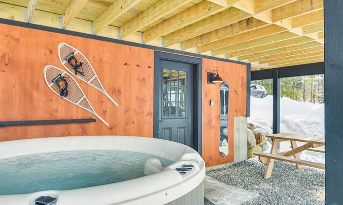 Sunday River Area Apartment | Bethel Apartment w/ Hot Tub: 10 Mi to Ski Resort!